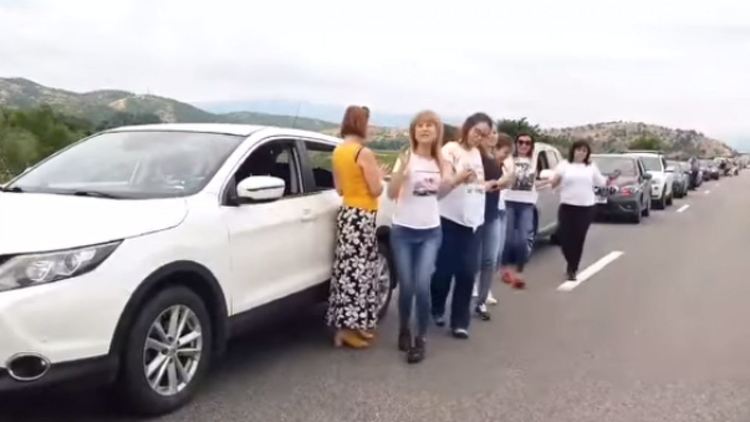 Километрична опашка на "Кулата" на път за Гърция, чакащи играха хоро