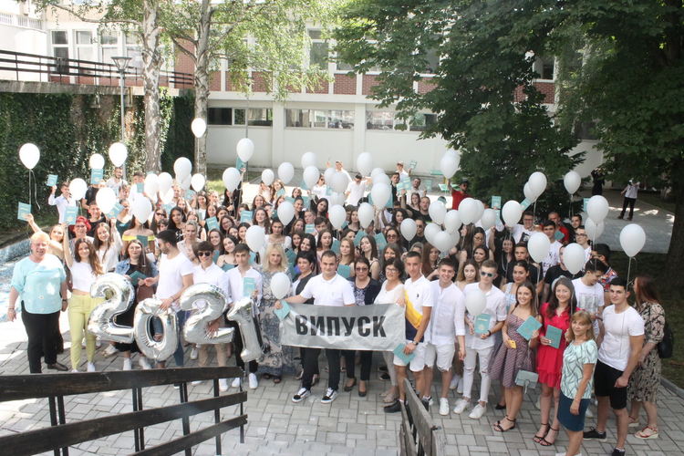 Гимназията с вековна история изпрати тържествено своите абитуриенти