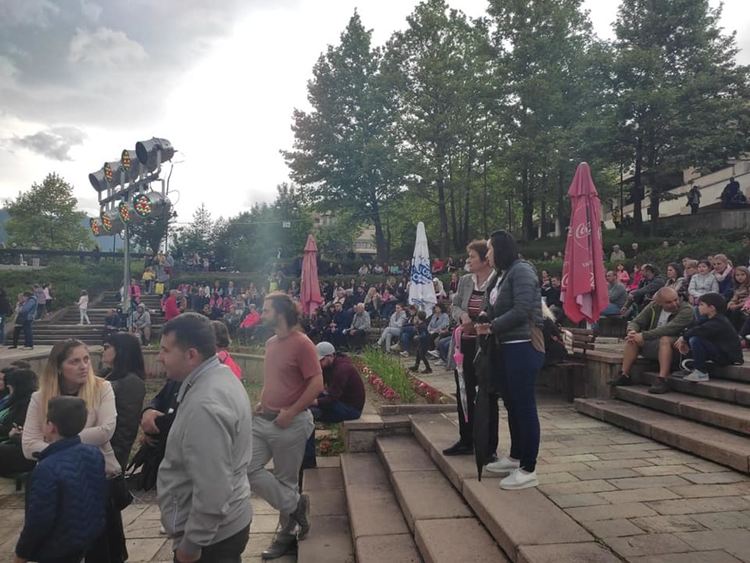 Амфитеатърът пълен с  хора за празника на Смолян, кулминацията е тази вечер