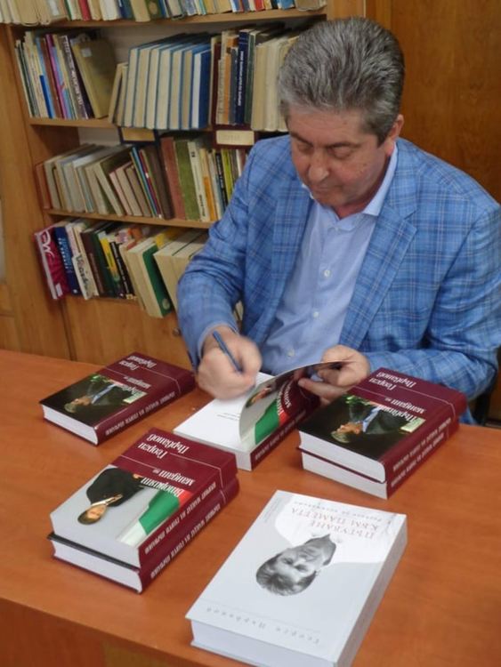 Президентът Първанов гостува на библиотеката в Кърджали,представи новата си книга