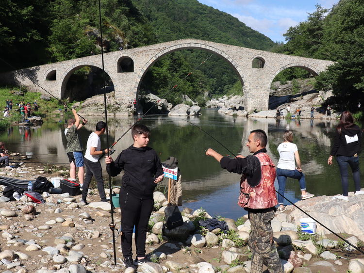 Над 70 любители на риболова мериха сили на риболовен фест край Дяволския мост на река Арда