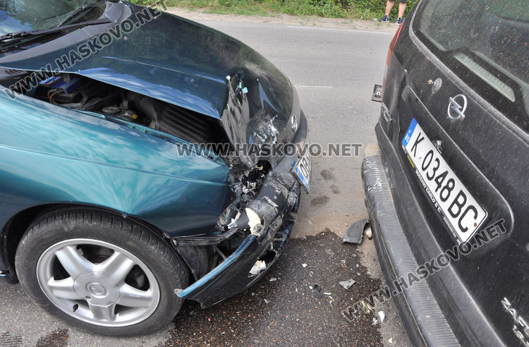 26-годишна пострада при катастрофа между два Опела край птицекомбината