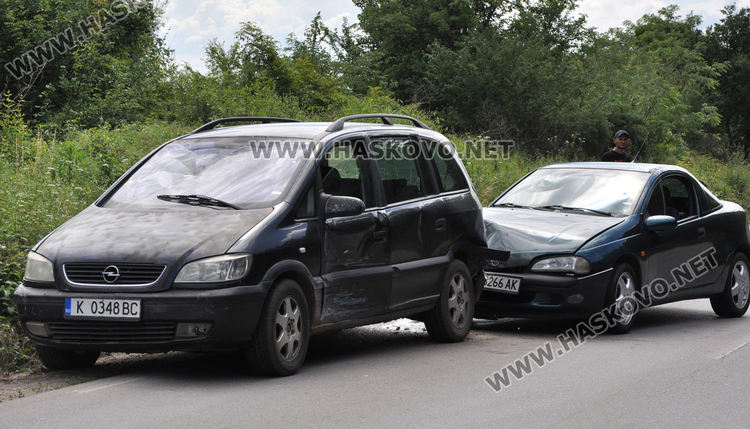 26-годишна пострада при катастрофа между два Опела край птицекомбината