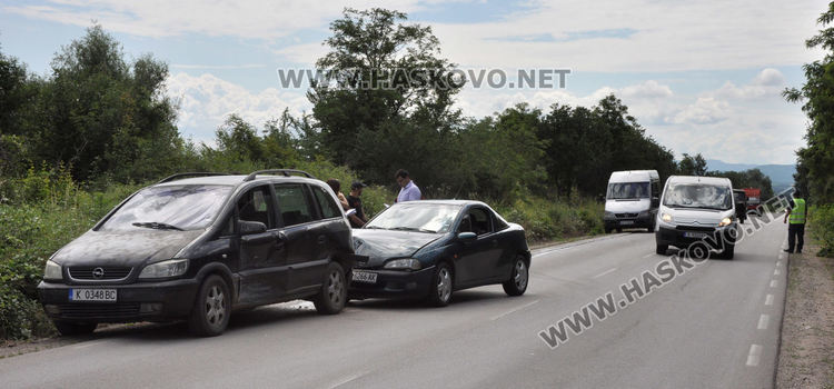 26-годишна пострада при катастрофа между два Опела край птицекомбината
