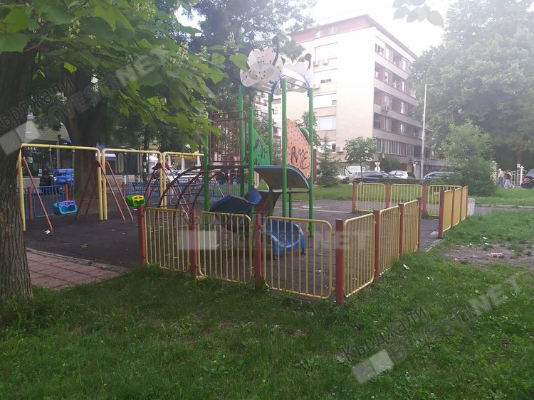 Вандали потрошиха детската пързалка в Попската градина