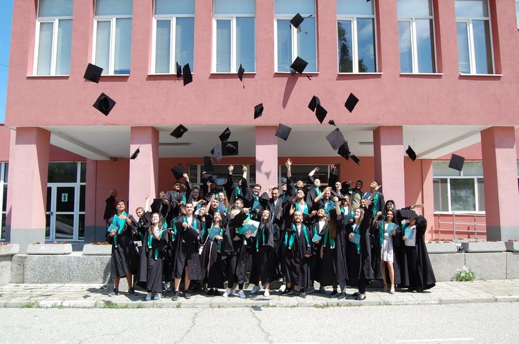 Снимките са на клиуб "Училищни електронни медии"