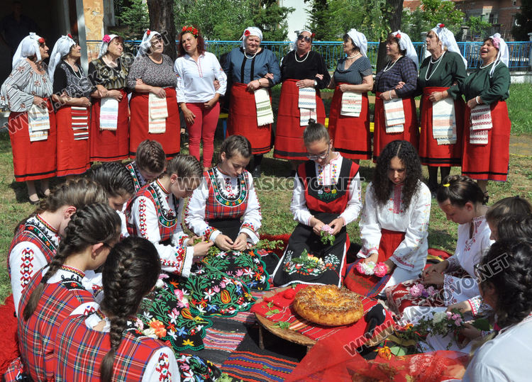 Бабите от Войводово и децата от Хасково заедно пазят Еньовденските традиции