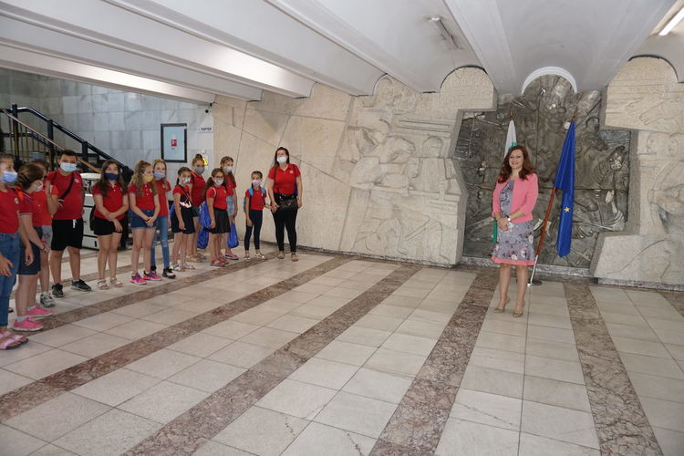 Ученици проведоха час по гражданско образование в община Хасково