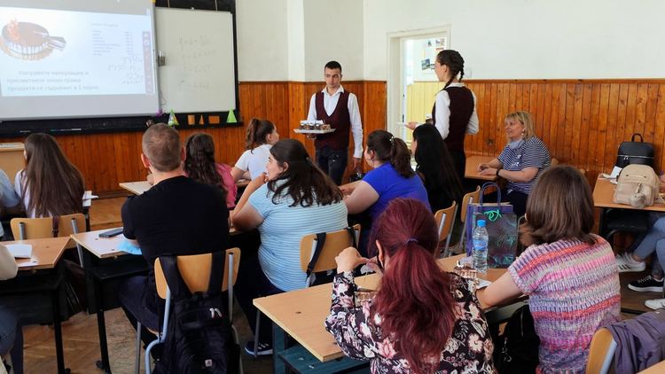 Поредица от инициативи и нетрадиционни уроци в Гимназията по туризъм по програма &bdquo;Иновации в действие&ldquo;