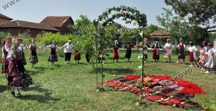 Бабите от Войводово и децата от Хасково заедно пазят Еньовденските традиции