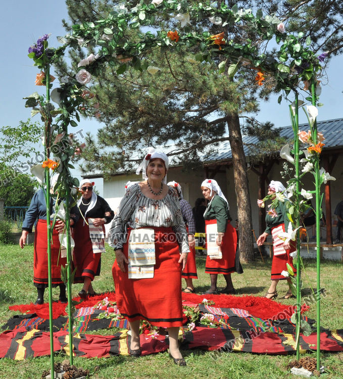 Бабите от Войводово и децата от Хасково заедно пазят Еньовденските традиции