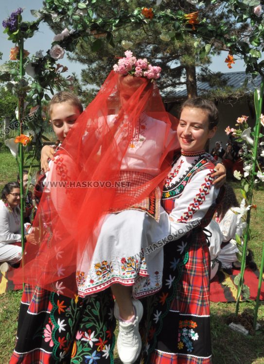 Бабите от Войводово и децата от Хасково заедно пазят Еньовденските традиции