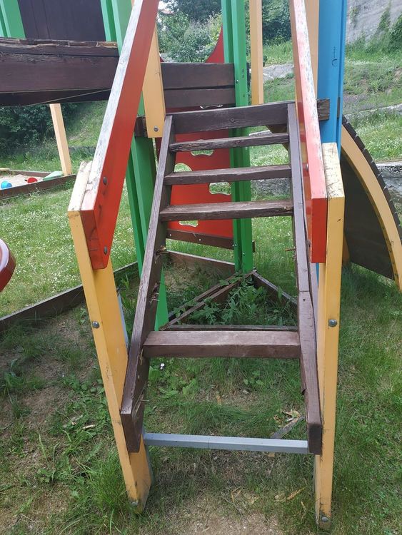 Вандализмът продължава с пълна сила, след детските площадки посегнаха  и на новите тротоари