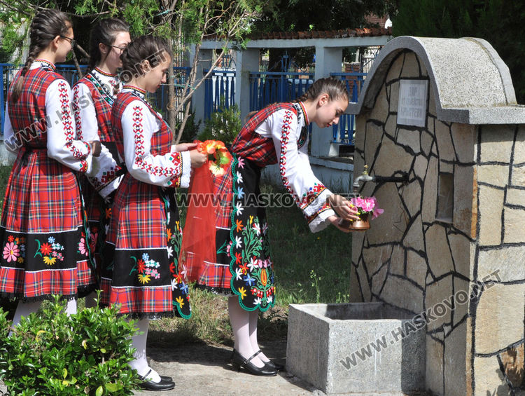 Бабите от Войводово и децата от Хасково заедно пазят Еньовденските традиции