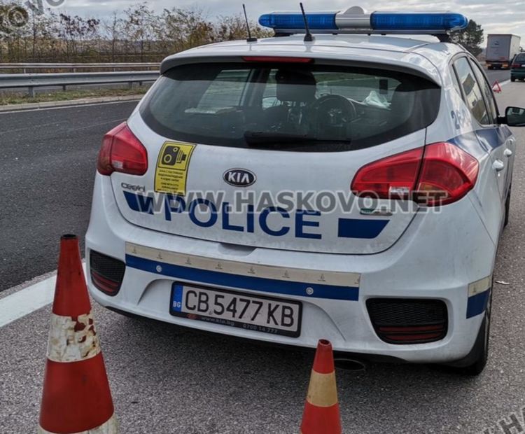 82-годишен с Вартбург се заби в стълб, спипаха 88-годишен без книжка