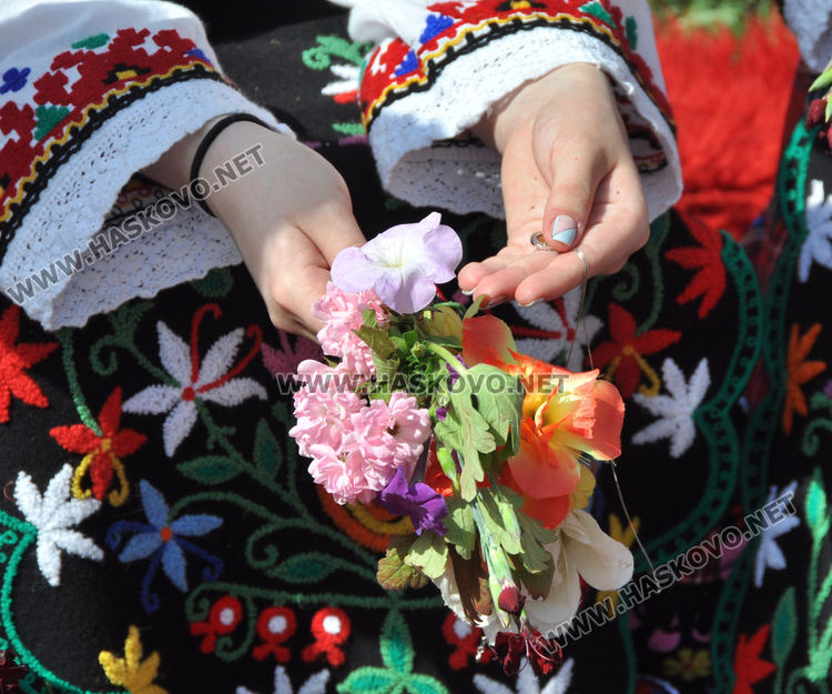 Бабите от Войводово и децата от Хасково заедно пазят Еньовденските традиции