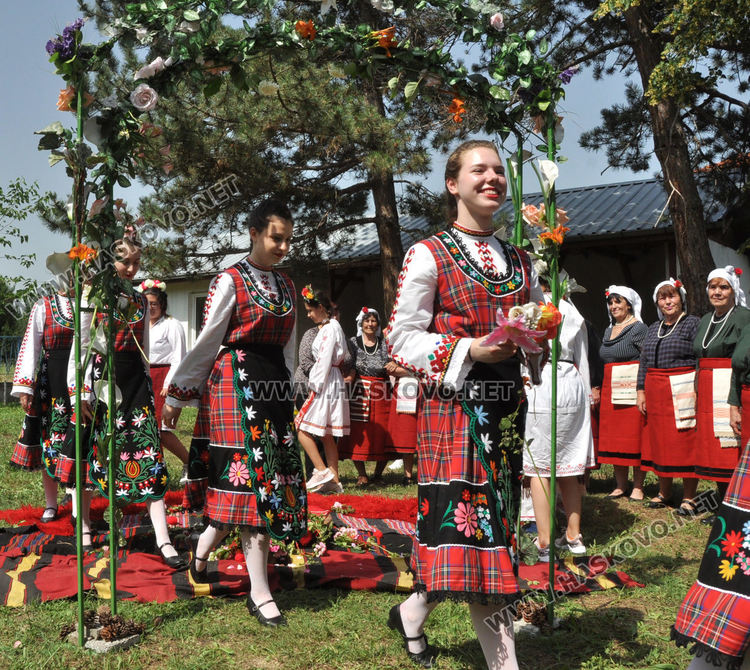 Бабите от Войводово и децата от Хасково заедно пазят Еньовденските традиции