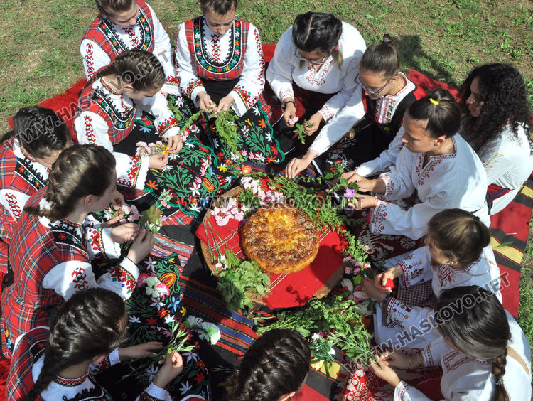 Бабите от Войводово и децата от Хасково заедно пазят Еньовденските традиции
