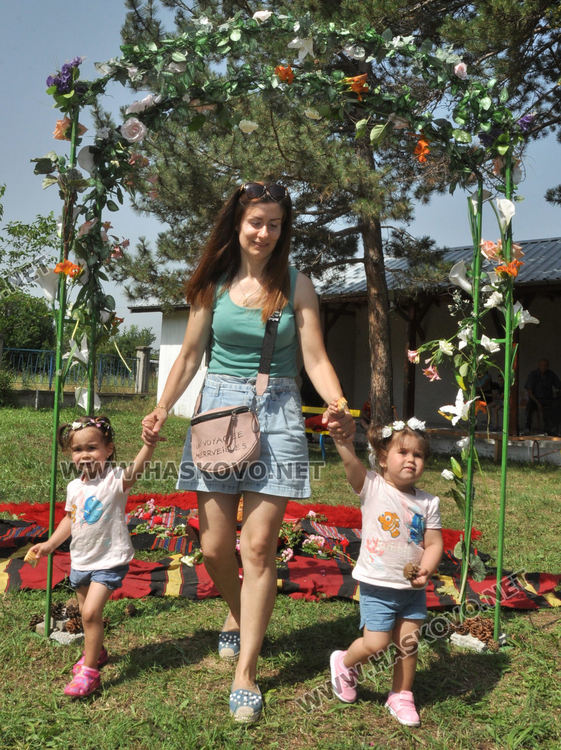 Бабите от Войводово и децата от Хасково заедно пазят Еньовденските традиции