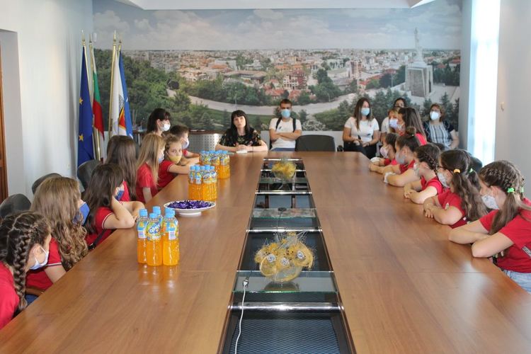 Ученици проведоха час по гражданско образование в община Хасково