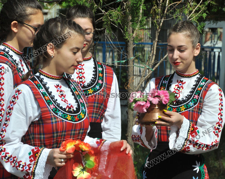 Бабите от Войводово и децата от Хасково заедно пазят Еньовденските традиции