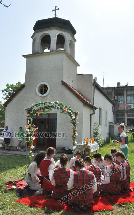 Бабите от Войводово и децата от Хасково заедно пазят Еньовденските традиции