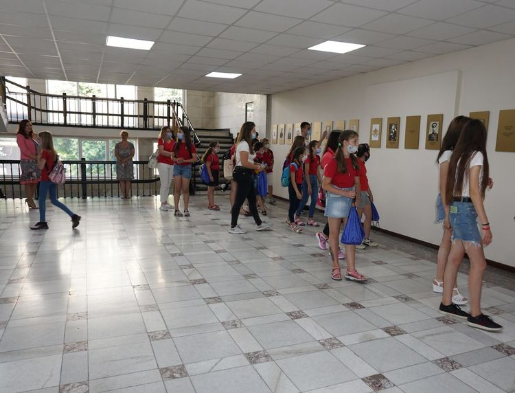 Ученици проведоха час по гражданско образование в община Хасково