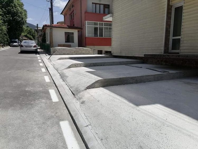 Вандализмът продължава с пълна сила, след детските площадки посегнаха  и на новите тротоари