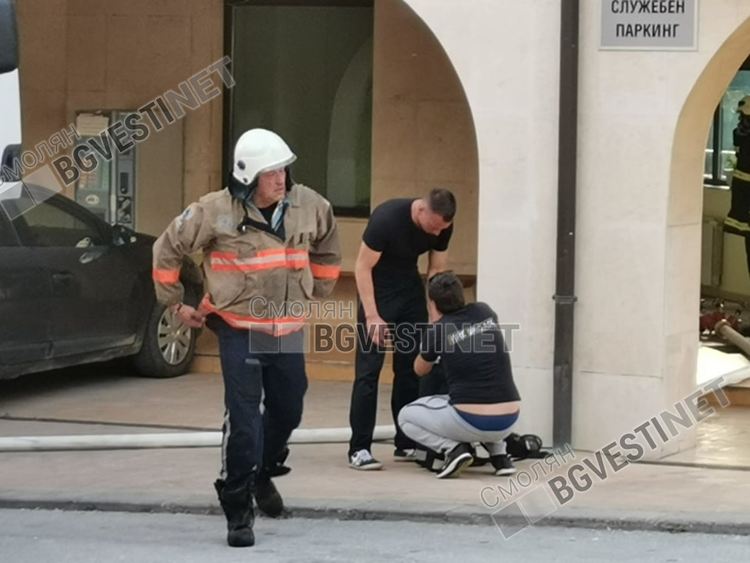 Голям пожар в центъра на Смолян! Гори новият бизнесцентър /обновена/