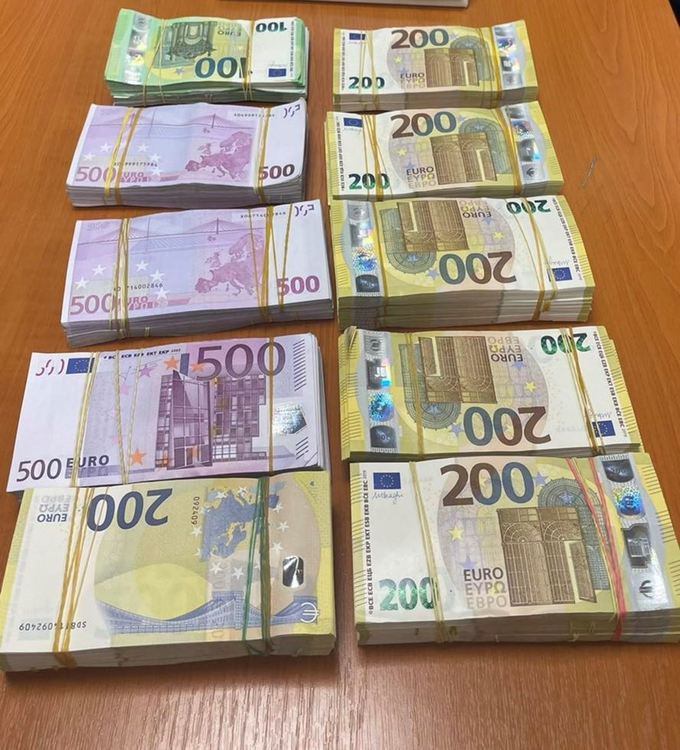 Задържаха мъж с недекларирана валута за 1 271 289 лева