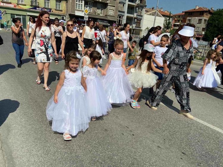 180 малки булки обагриха Асеновград в бяло (снимки)