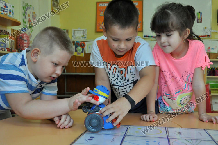 5-годишни демонстрираха управление на робот в детска градина „Зорница“