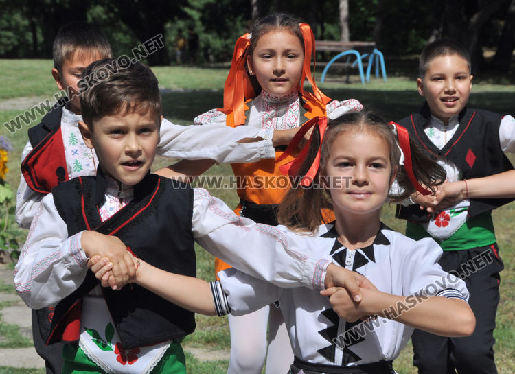 С народни танци, Еньовски венец и конна езда започна празникът на билките и здравето