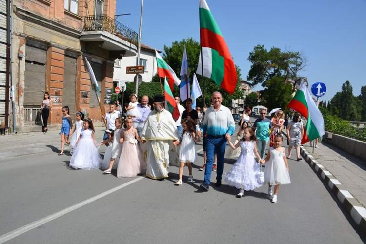 180 малки булки обагриха Асеновград в бяло (снимки)