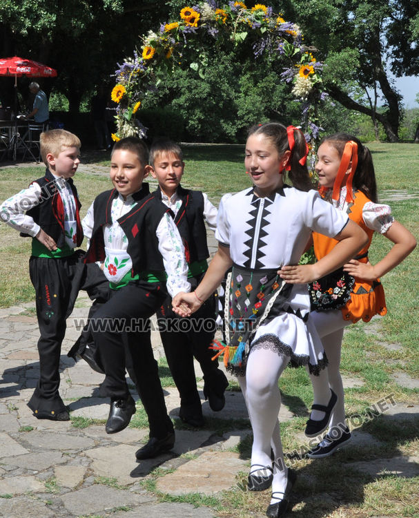 С народни танци, Еньовски венец и конна езда започна празникът на билките и здравето