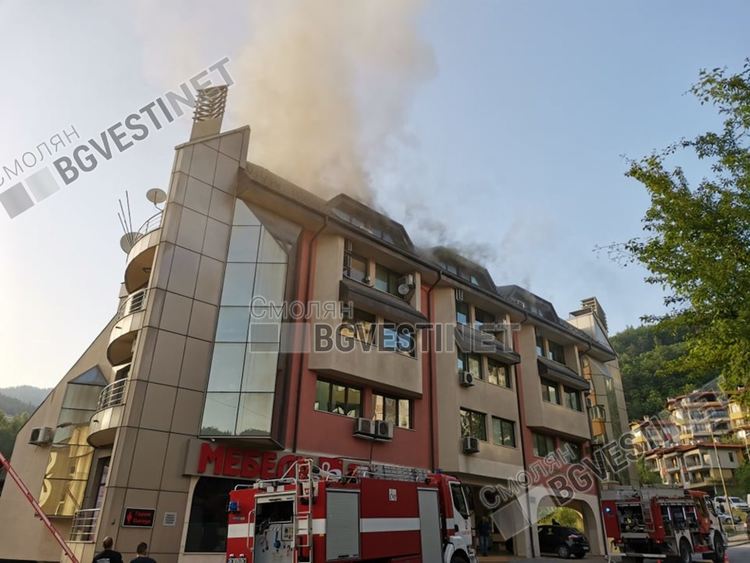 Голям пожар в центъра на Смолян! Гори новият бизнесцентър /обновена/