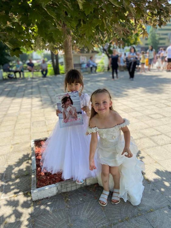 180 малки булки обагриха Асеновград в бяло (снимки)