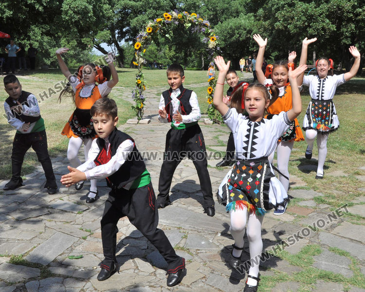 С народни танци, Еньовски венец и конна езда започна празникът на билките и здравето