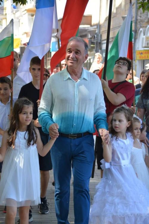 180 малки булки обагриха Асеновград в бяло (снимки)