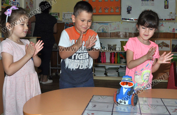 5-годишни демонстрираха управление на робот в детска градина „Зорница“