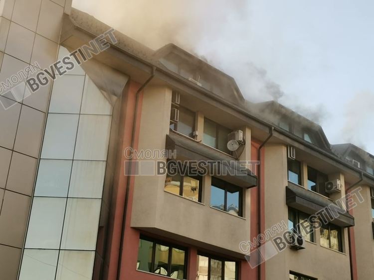 Голям пожар в центъра на Смолян! Гори новият бизнесцентър /обновена/