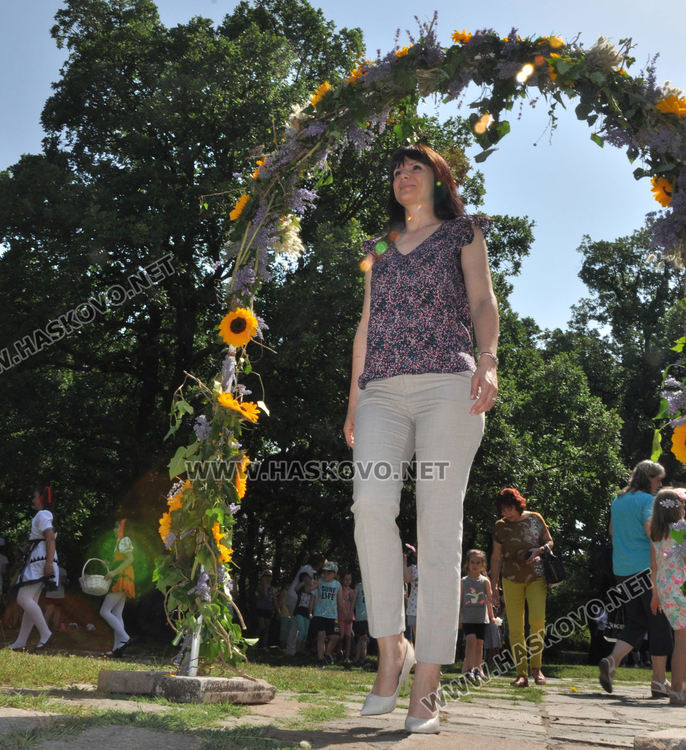С народни танци, Еньовски венец и конна езда започна празникът на билките и здравето