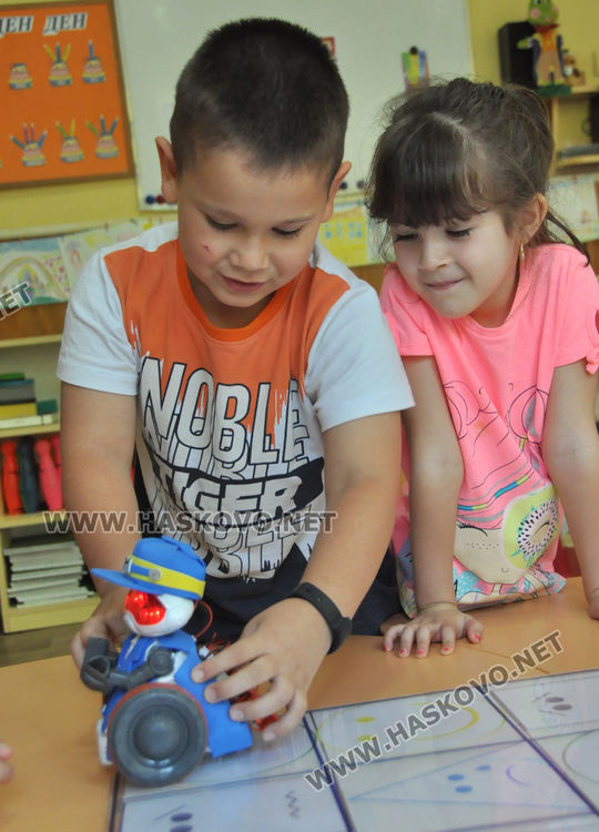 5-годишни демонстрираха управление на робот в детска градина „Зорница“