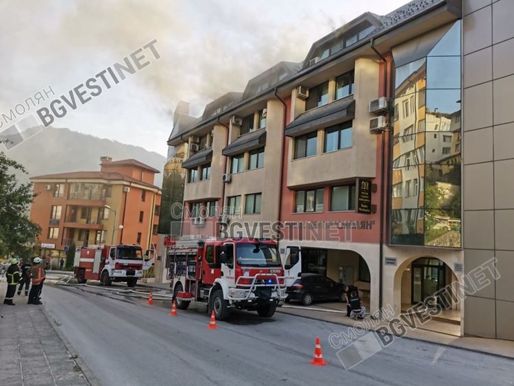 Голям пожар в центъра на Смолян! Гори новият бизнесцентър /обновена/