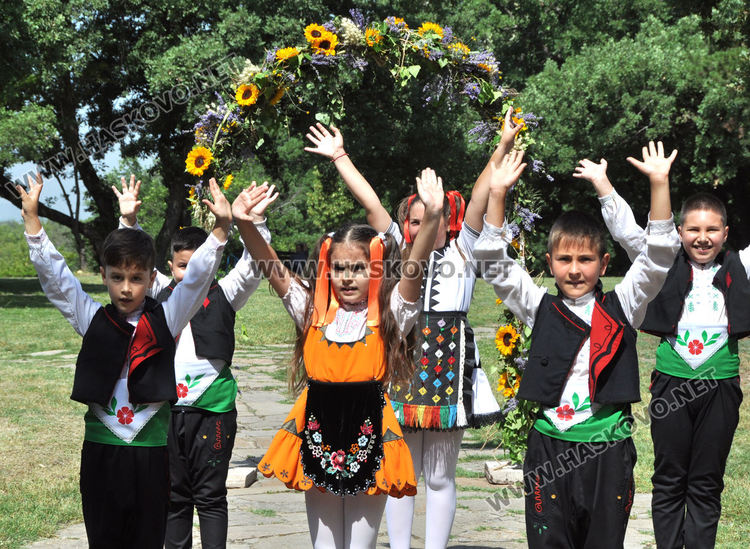 С народни танци, Еньовски венец и конна езда започна празникът на билките и здравето