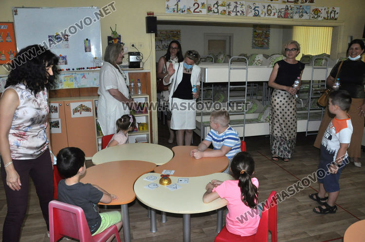 5-годишни демонстрираха управление на робот в детска градина „Зорница“