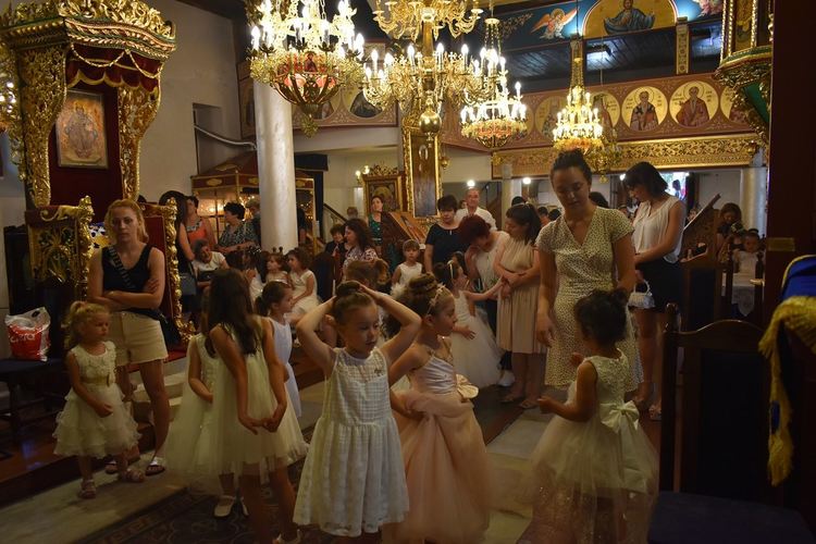 180 малки булки обагриха Асеновград в бяло (снимки)