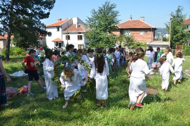 Еньовден е! Свиват венци с билки в ОДК
