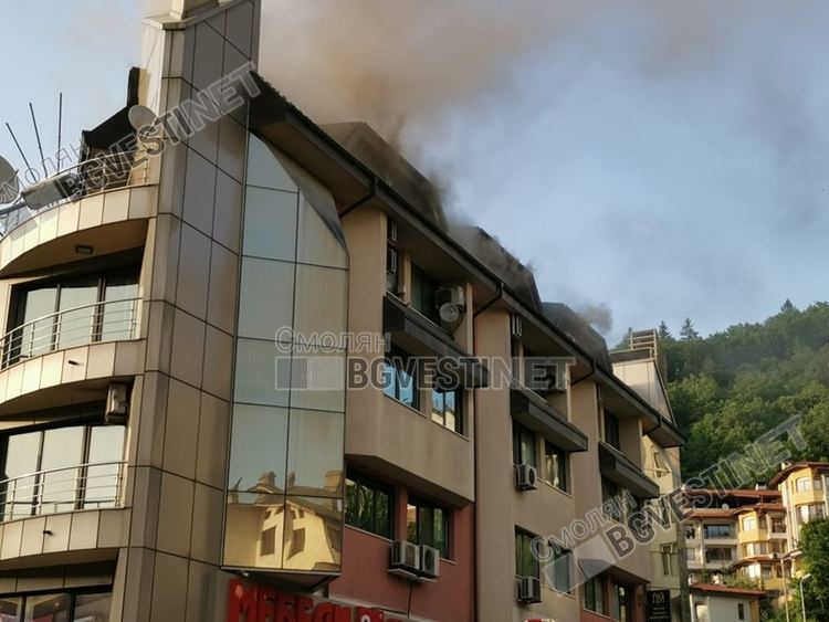 Голям пожар в центъра на Смолян! Гори новият бизнесцентър /обновена/