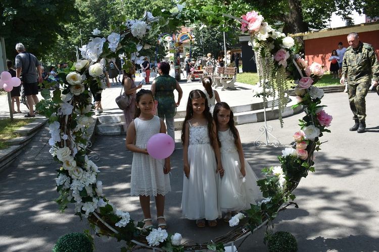 180 малки булки обагриха Асеновград в бяло (снимки)